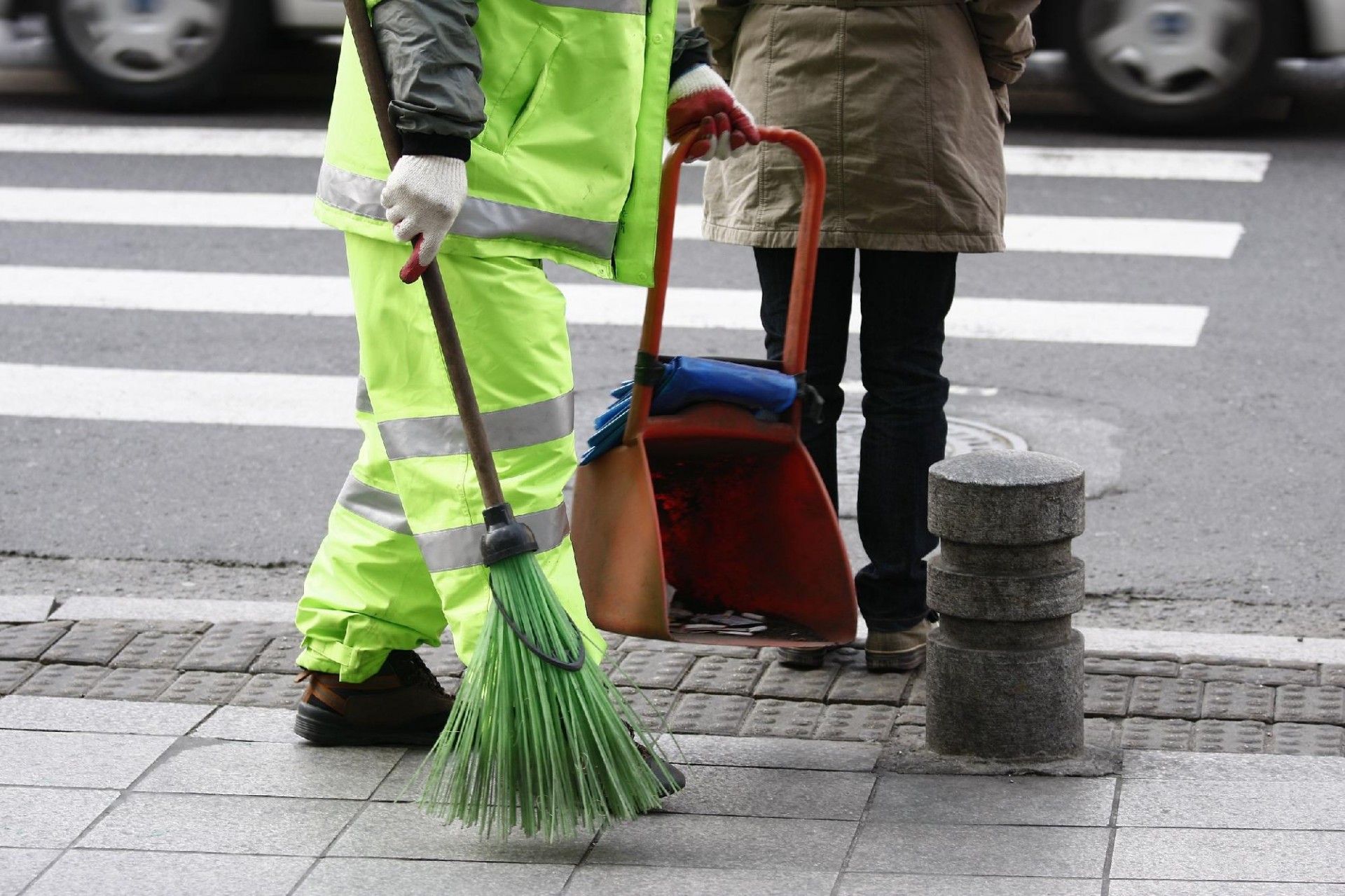 LPM-s plakátot szaggatott egy nő, de elkapták